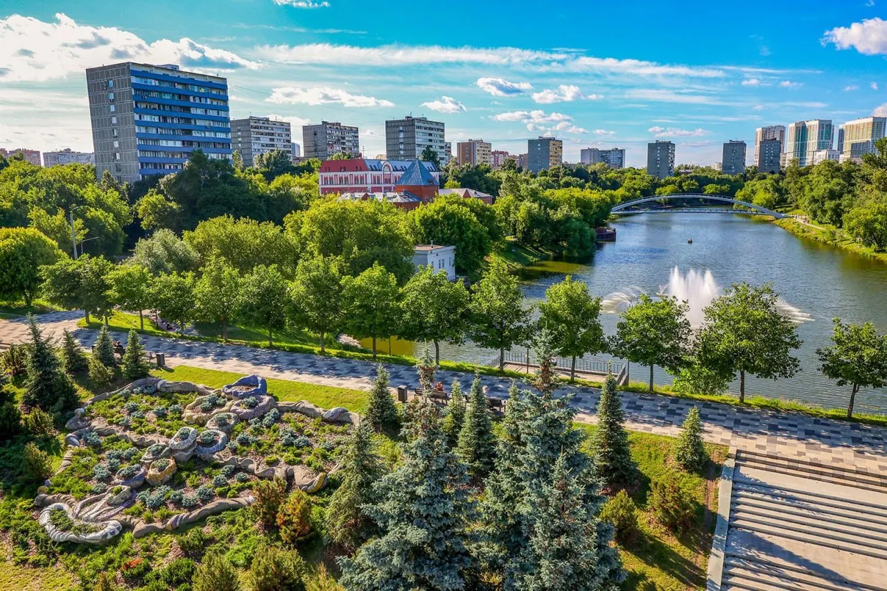 Мэрия продолжает масштабную кампанию по озеленению: на набережных и в городских магистралях запланирована высадка десятков тысяч деревьев; в прошлом году посажено 12 тысяч крупномерных деревьев.
