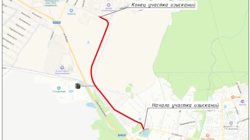 Новая двуполосная магистраль протянут на около 1,975 км, создаст выезд в приморском направлении и потребует работ с инженерными сетями; часть деревьев будет вырублена.