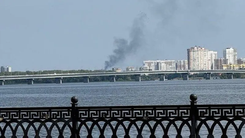 Пожар на мусорном полигоне в Энгельсе продолжается третий день; над городом виден густой дым. По данным оператора, возгорание зафиксировано 2 августа, на месте задействована техника.