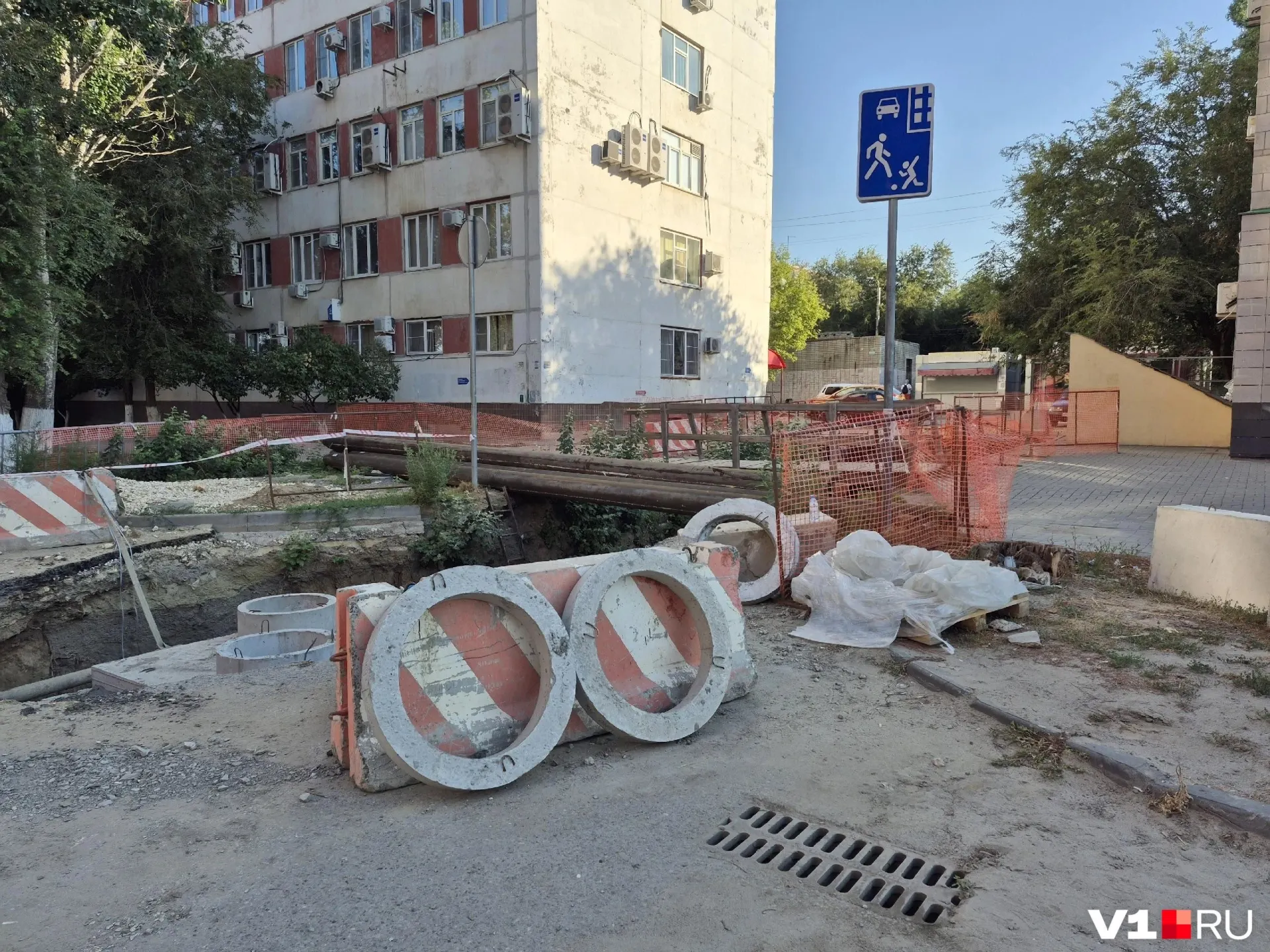 Жители района жалуются на огромную яму рядом с поликлиникой и ухудшение санитарной обстановки на фоне ремонта тепловой сети; сроки завершения работ пока не названы.