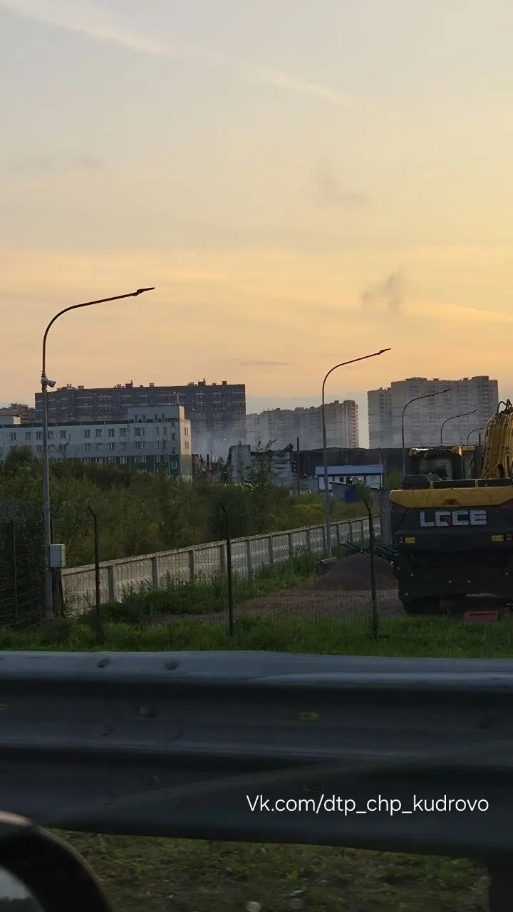 После крупного пожара на складе в промышленной зоне вблизи Санкт-Петербурга жители Ленинградской области жалуются на запах гари и дымку.