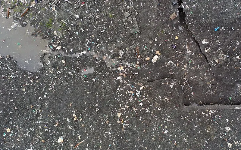 Часть полигона оказалась в водоохранной зоне рек Щучья и Наледная; власти потребовали мер, ведётся проверка.