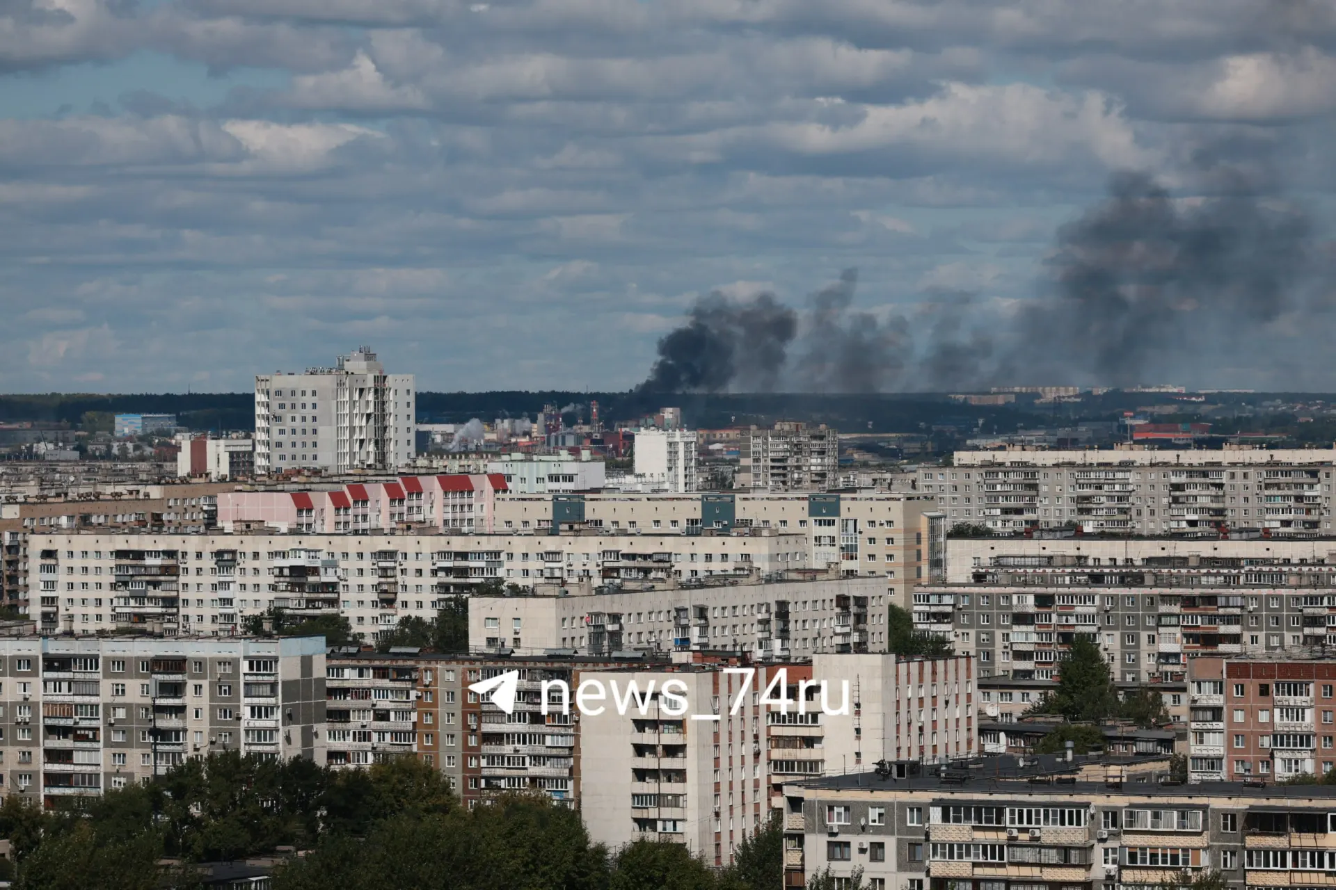 Очевидцы фиксируют столбы черного дыма над промышленной зоной. По информации МЧС сведений о вызовах в этот район не поступало.