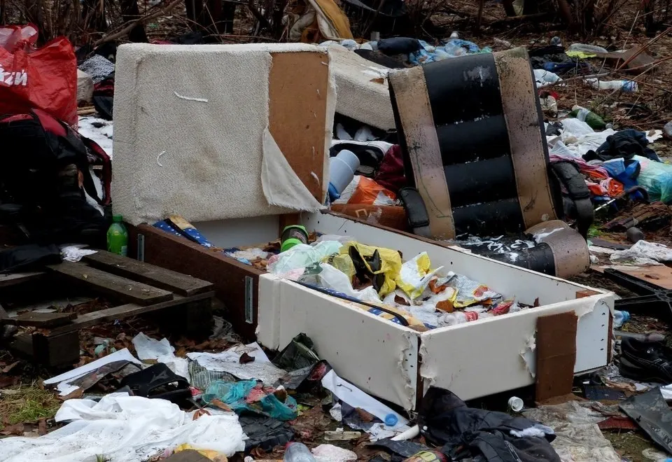 Стихийная свалка возле источника питьевой воды продолжает расти. Мусор свозят со всего района, власти обещают разобраться, но действий мало.