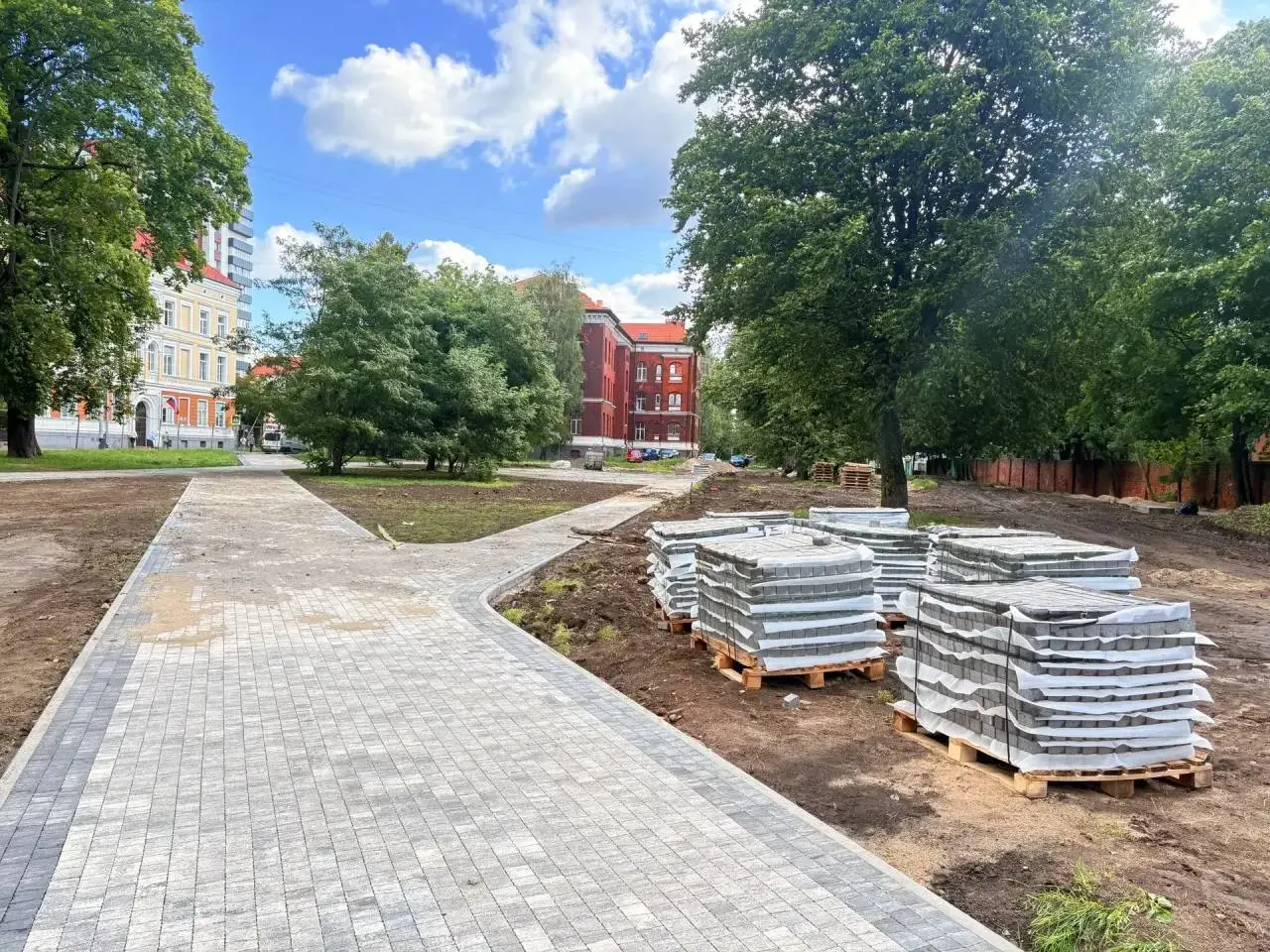 В зелёной зоне рядом с учреждением обновят электросети, приведут пешеходные маршруты в порядок и обустроят территорию для отдыха; работы завершатся к концу сентября.