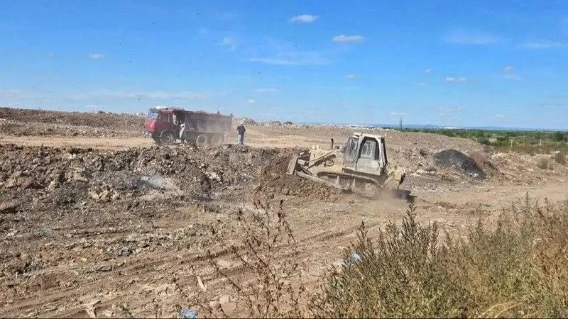 Пожар на балаковском мусорном полигоне потушен на шестой день после возгорания; территорию засыпают землёй, чтобы предотвратить повторные возгорания, проводится проверка причин.
