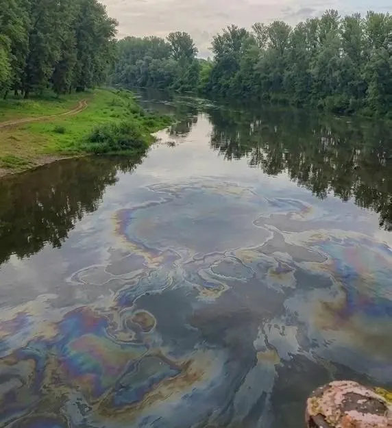 Жители Нефтекамска зафиксировали масляные пятна на реке Буй и резкий запах бензина; ситуация требует оценки экологической угрозы.