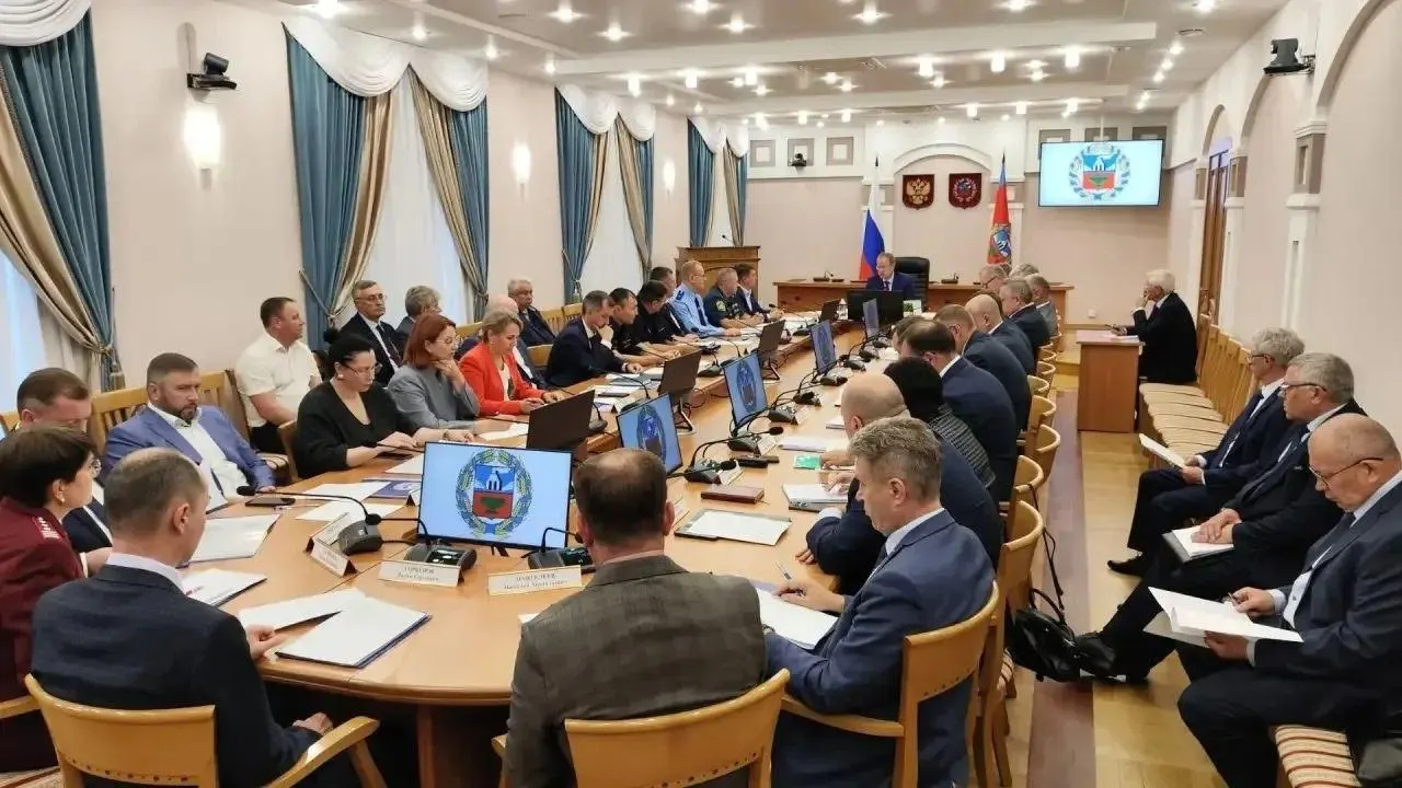 Из-за засухи в регионе объявлена ЧС. Создаются комиссии по оценке ущерба аграриям, рассматриваются меры поддержки, сбор урожая продолжается.