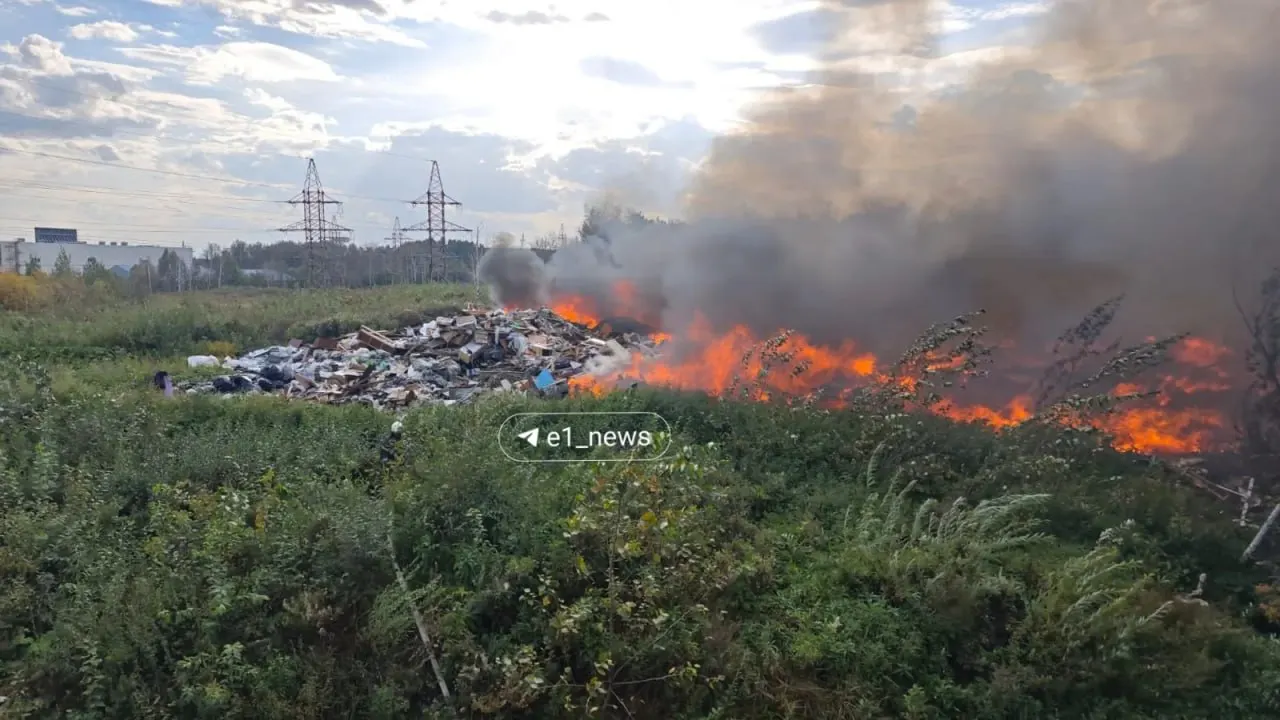 Пожар на несанкционированной свалке площадью 400 на 400 метров: глубина мусорного слоя — около 6 метров. Детали уточняются.