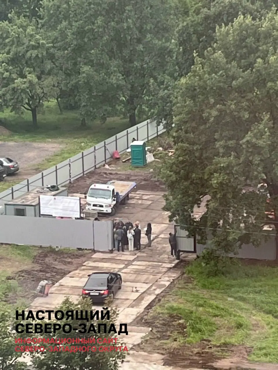 Жители Красносельского района собирают подписи, чтобы остановить строительство центра социального обслуживания на территории Южно-Приморского парка; часть деревьев вырублена, проход для маломобильных жителей перекрыт.