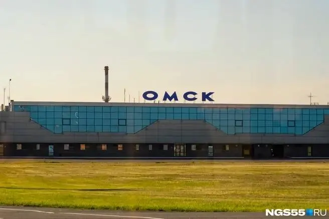 По итогам расследования региональных служб контроля воздуха источником выбросов стал Омский аэропорт; вклад в загрязнение составил примерно 14,2%.