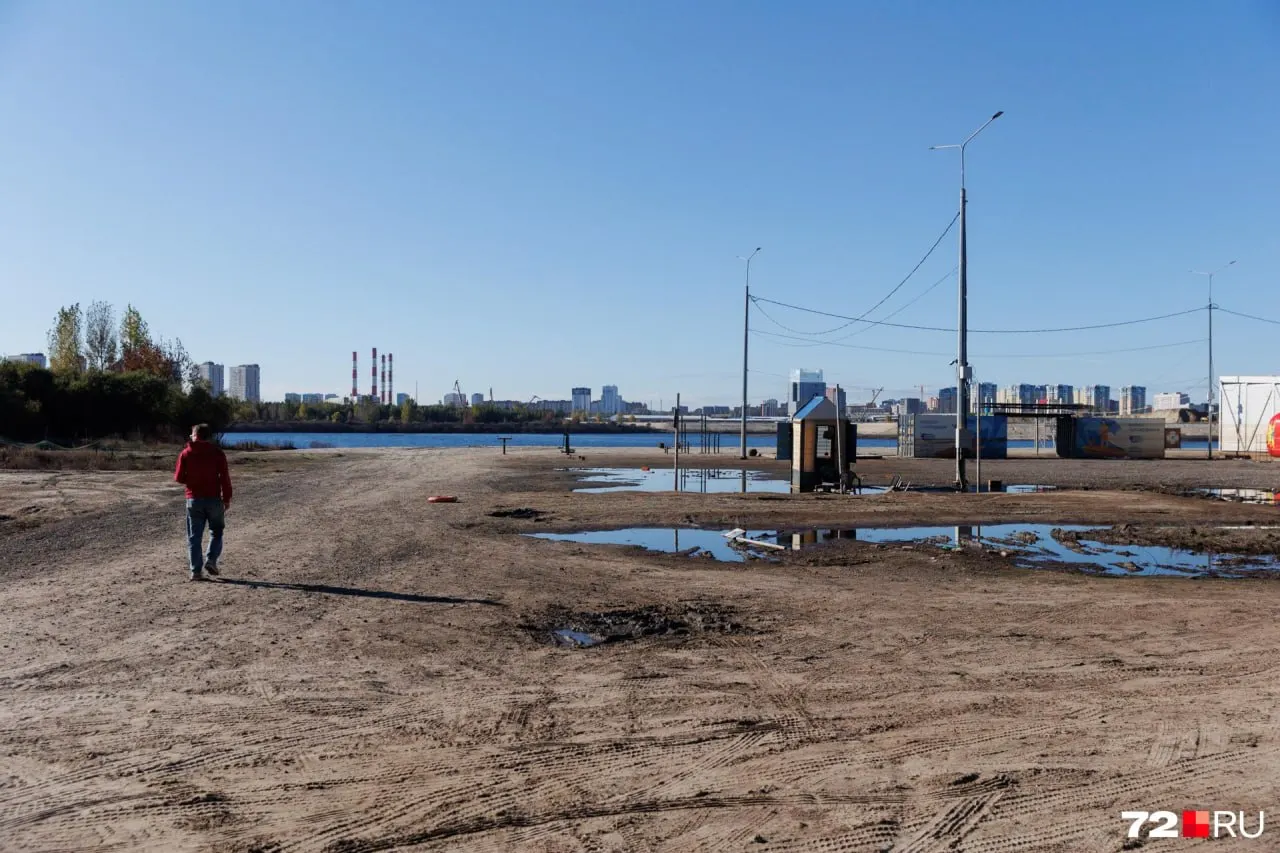 После спада воды береговая зона частично вернулась к норме, но остаются видимые последствия: повреждения инфраструктуры и потребность в восстановлении.
