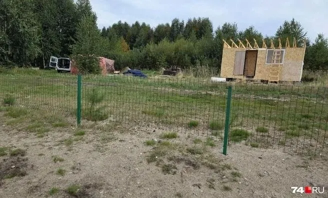 На берегу озера Увильды продолжают возведение каркаса близко к воде; официальных комментариев пока нет.
