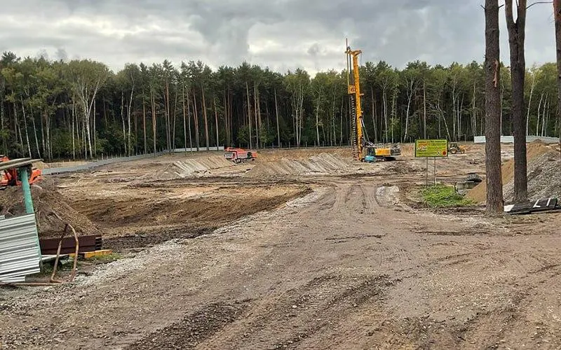 Жители Калининского района выступают против вырубки леса ради нового физкультурно-оздоровительного центра. Проект оценивается примерно в 2 млрд рублей.