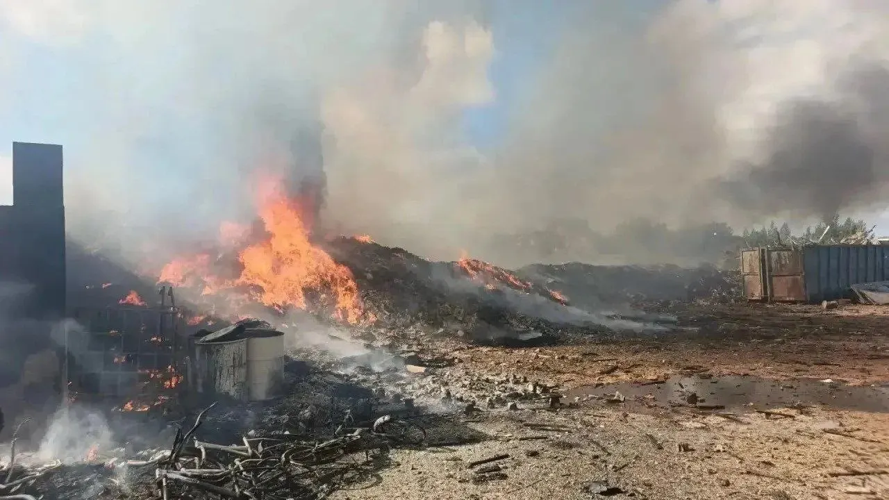 Пожарные ликвидируют пожар на свалке площадью около 1000 кв.м; позднее стало известно, что площадь пожара сократилась до 320 кв.м.
