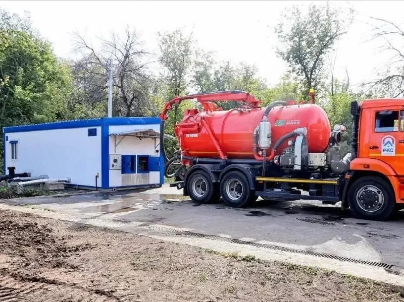 Станция принимает до 1000 кубометров стоков в сутки, работает круглосуточно и может обслуживать две машины. За сентябрь она приняла около 460 кубометров стоков.