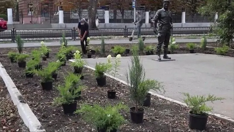 Глава города сообщил о высадке лип, берёз, ив, акаций и тополей; планируется продолжение работ и контроль приживаемости.