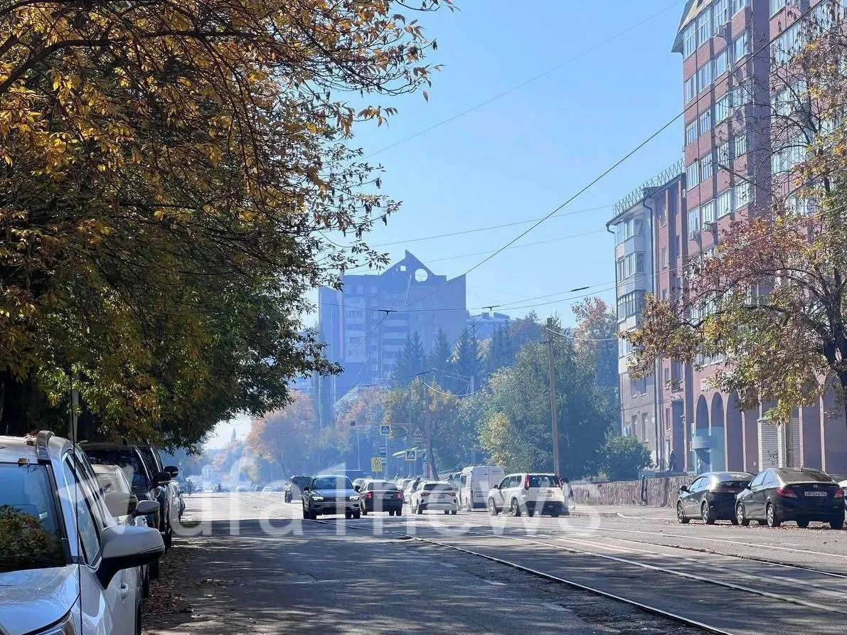 В Уфе заметна дымка и неприятный запах. Местные жители связывают это с погодным режимом НМУ, при котором выбросы не успевают рассеяться.