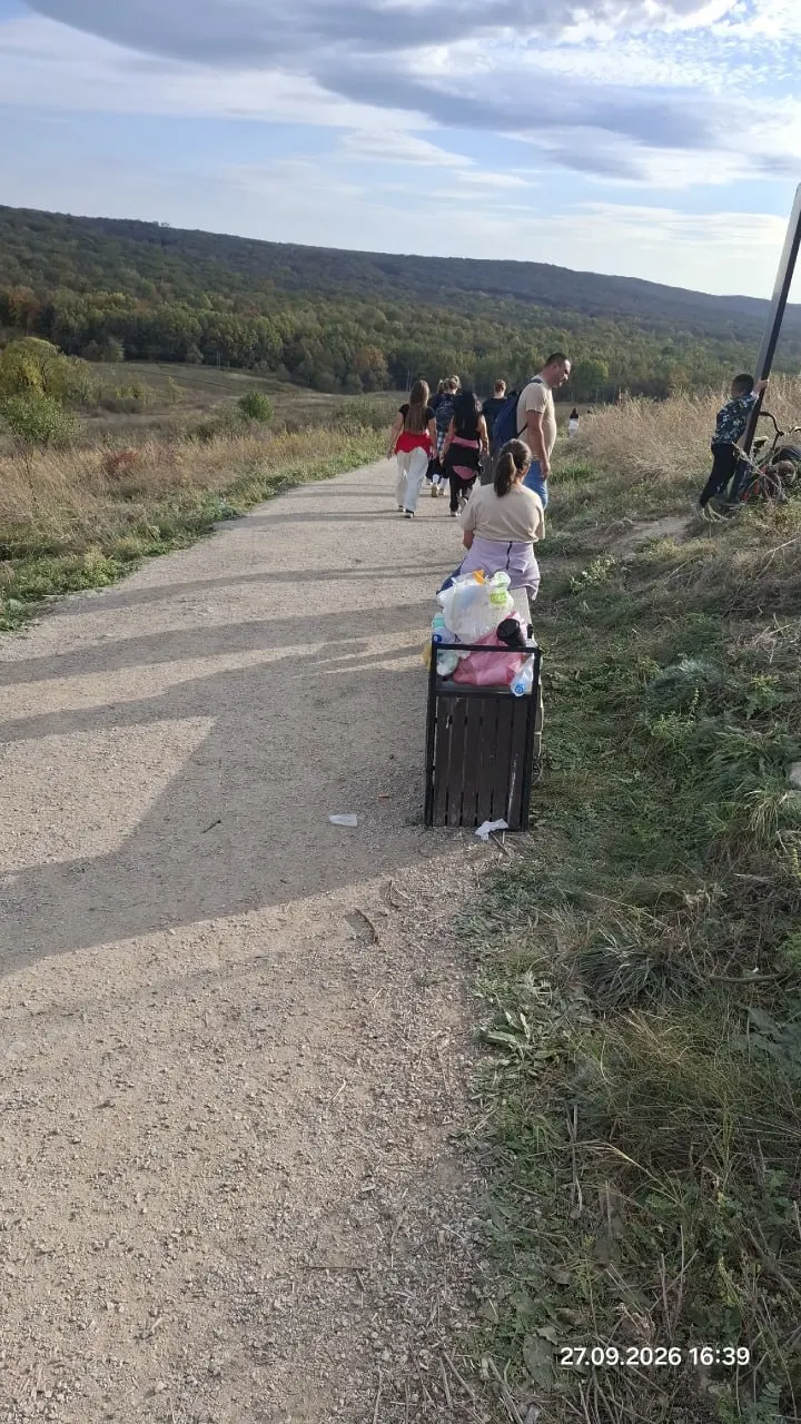Обсуждается путь к устойчивому туризму: улучшение парковок, услуг и уборки возле геопарка Торатау, чтобы место оставалось привлекательным и экологичным.