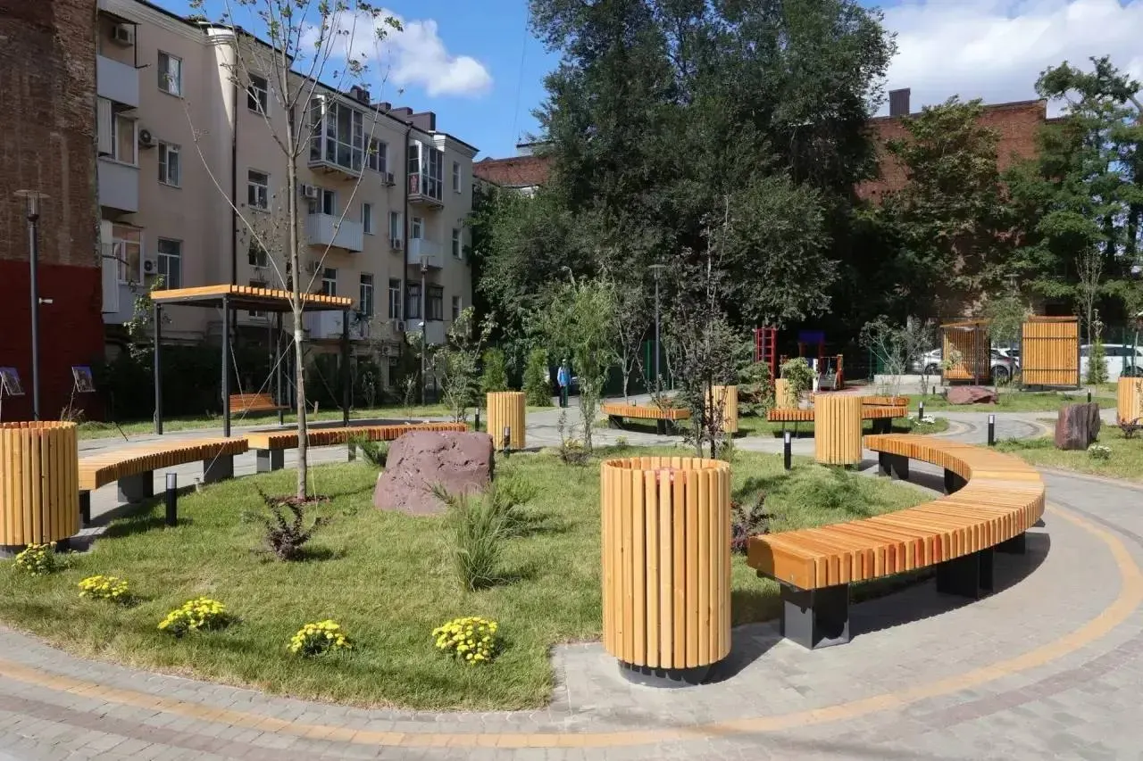 На месте пустыря появился зелёный уголок: высажены десятки деревьев, создана система полива, а жители смогут выбрать финальный эскиз муралов.