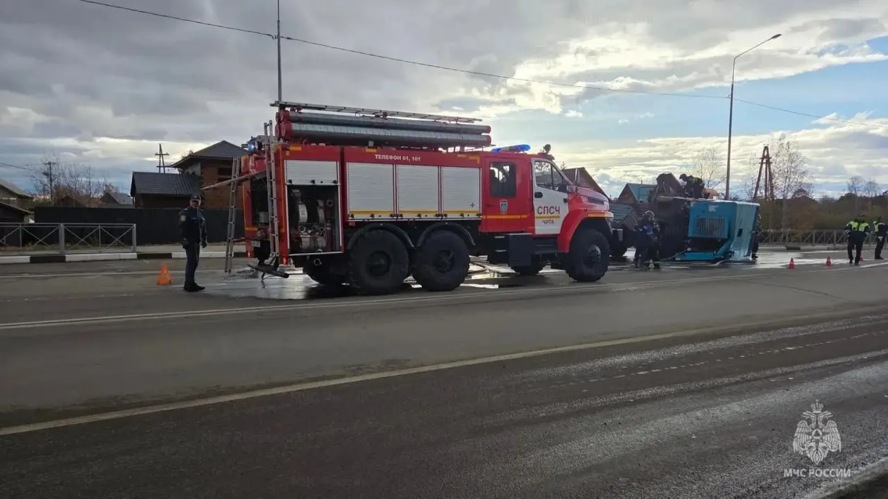 На трассе в Смоленке произошёл разлив дизельного топлива после резкого манёвра грузовика; на дорогу попало около 250–300 литров. Проводится ликвидация последствий и ограничено движение.