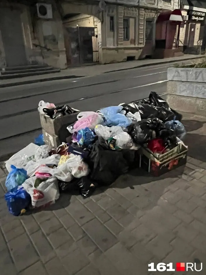 Жители жалуются на переполненные контейнеры и неубранные свалки; власти заявляют об усилении вывоза, но ситуация остаётся сложной.