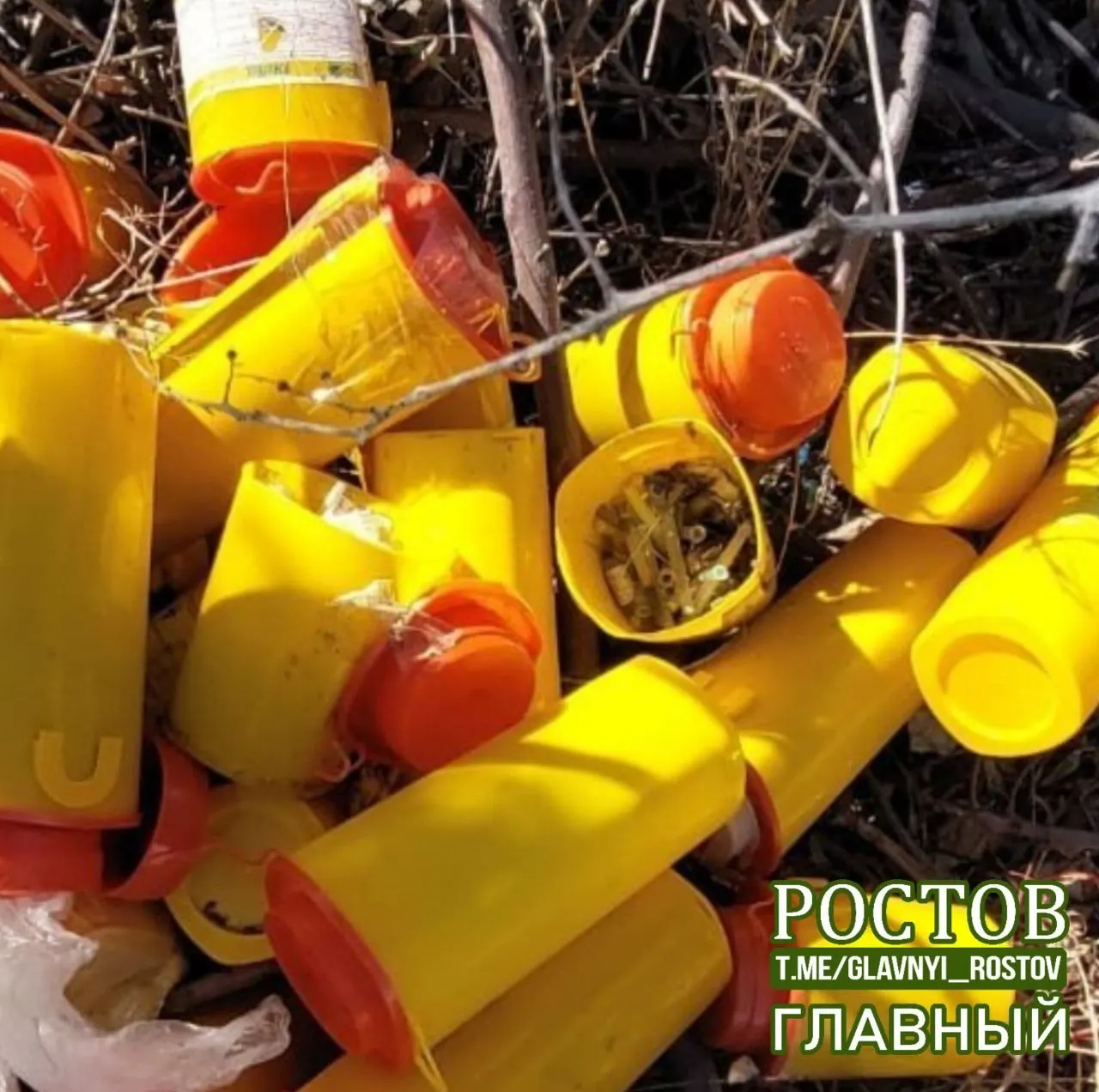 Неизвестные разместили на дороге опасные биологические отходы; найдены желтые контейнеры для медицинских отходов с маркировкой класса опасности Б и резким запахом.