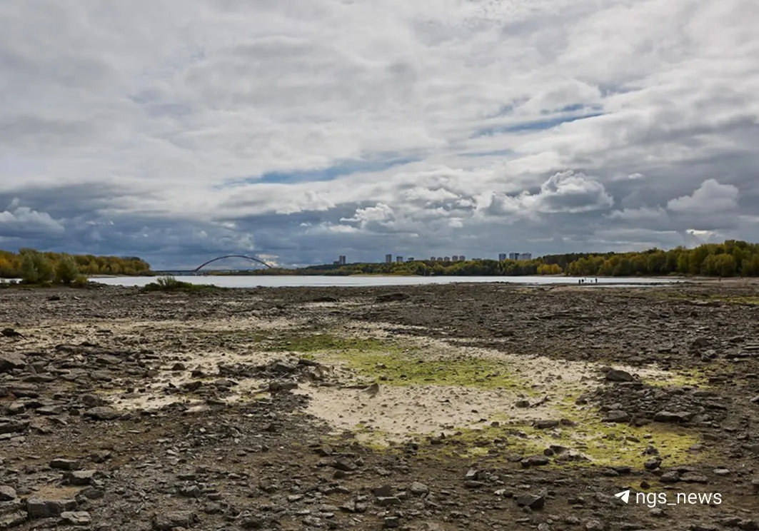 Из-за снижения притока воды и ограничений по сбросам Новосибирской ГЭС образуются мели, что создает риски для судоходства и требует контроля.