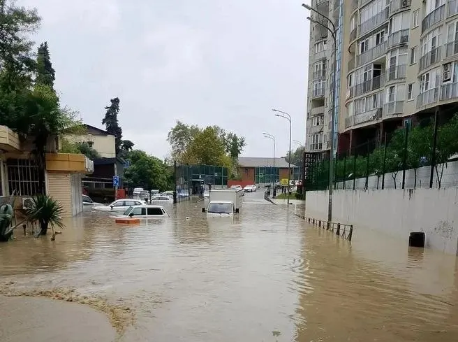 Из-за подтопления часть улиц Сочи оказалась под водой; некоторые магазины на центральных улицах временно закрыты.