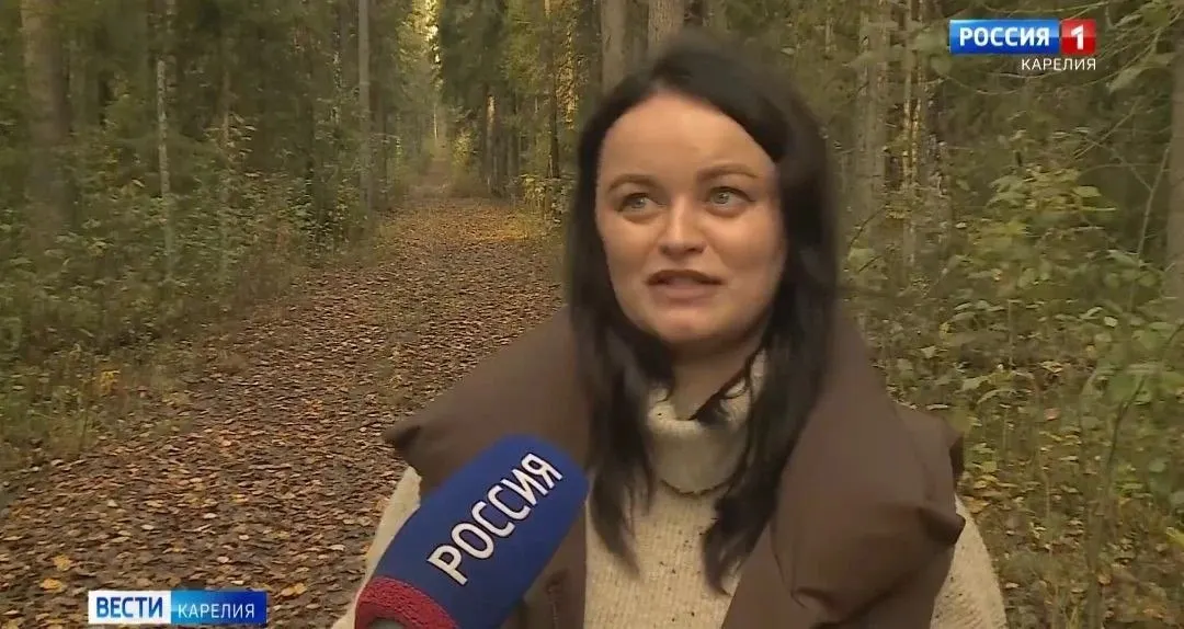 Жительница поселка Челна Пряжинского района сообщила, что медведь оказался на расстоянии около пяти метров от неё; инцидент произошёл в лесу, травм не было.