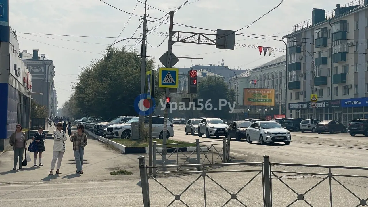 В нескольких районах региона сохраняется напряжённая обстановка: ветер ускоряет распространение огня, власти привлекают авиацию и принимают меры по локализации возгораний.