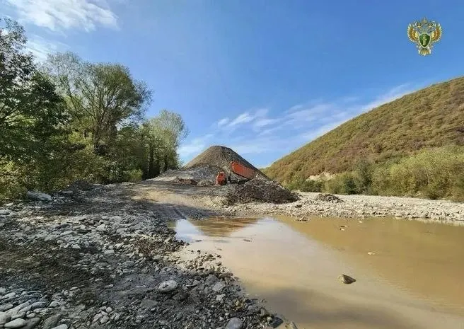 После загрязнения реки донным грунтом подрядчики нарушили водоохранную зону; суд удовлетворил иск о возмещении ущерба в полном объёме.