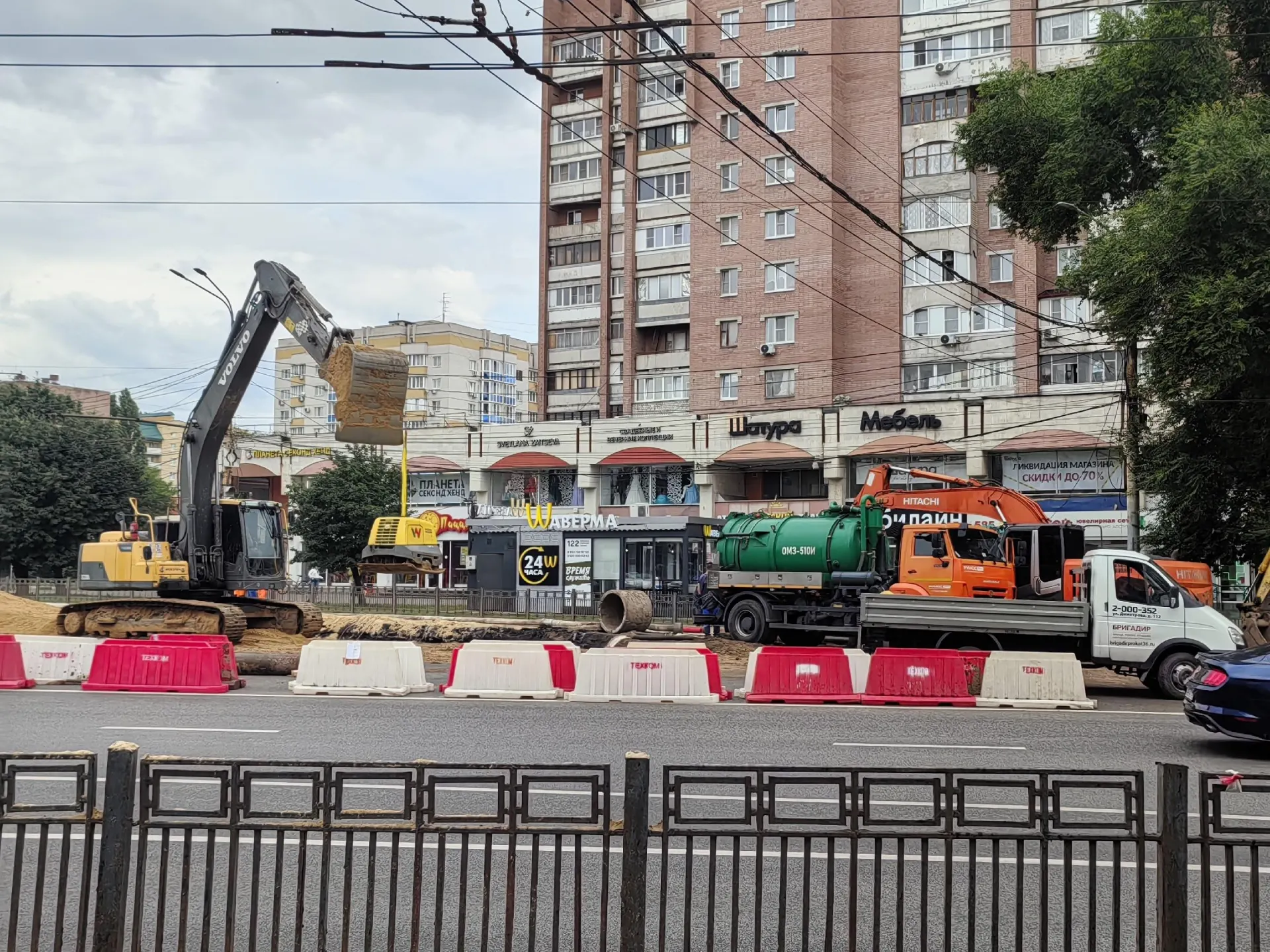 Жители города отмечают стойкий запах канализации возле памятника, который держится уже несколько суток.