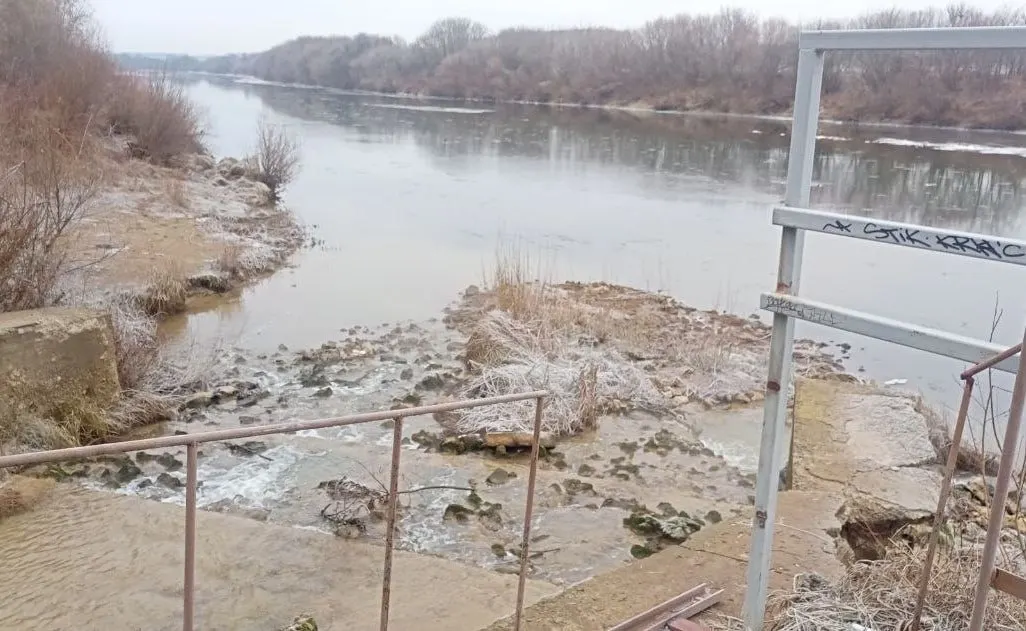 Проверка Росприроднадзора зафиксировала превышение лимитов сбросов завода в реку Чепца и ущерб свыше 600 тысяч рублей; возмещение было принудительно взыскано через суд. Ведомство уточняет, что средства идут на охрану и восстановление окружающей среды.