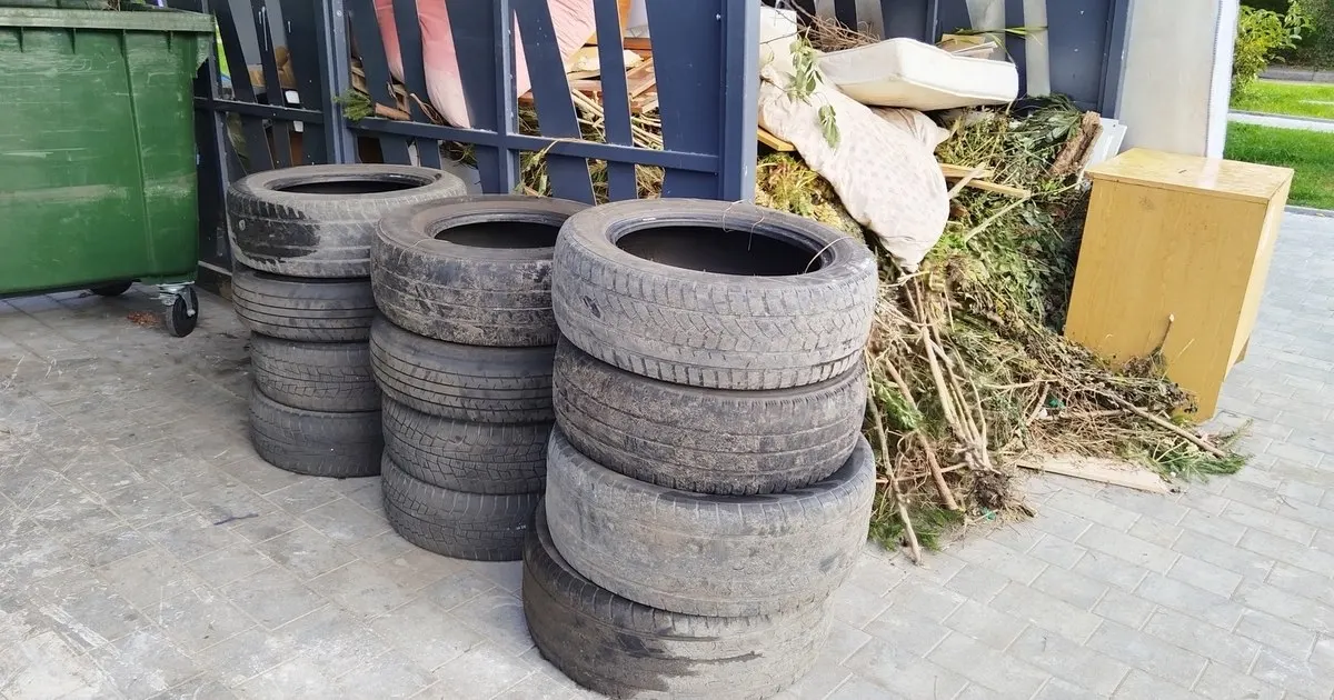 Опубликовано расписание вывоза крупногабаритного мусора; жители жалуются на захламлённые площадки на трёх улицах Калининграда.