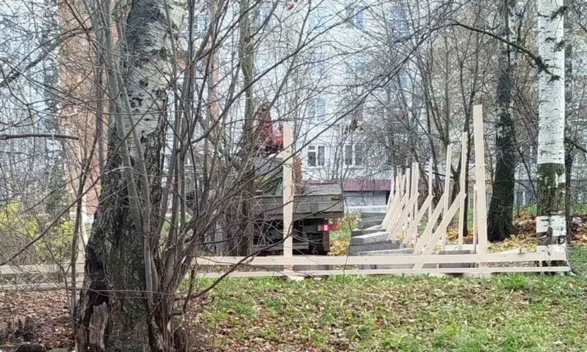 Частная территория рядом с парком Березовая роща получила разрешение на застройку. Экологи и местные жители выражают озабоченность исчезновением части зелёной зоны.