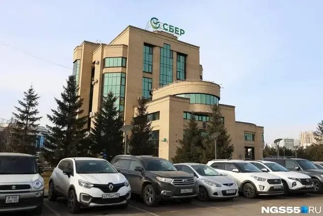 Город вводит почти четыре тысячи платных парковочных мест. Жители выражают озабоченность, а власти подчёркивают экологическую и транспортную логику нововведений.