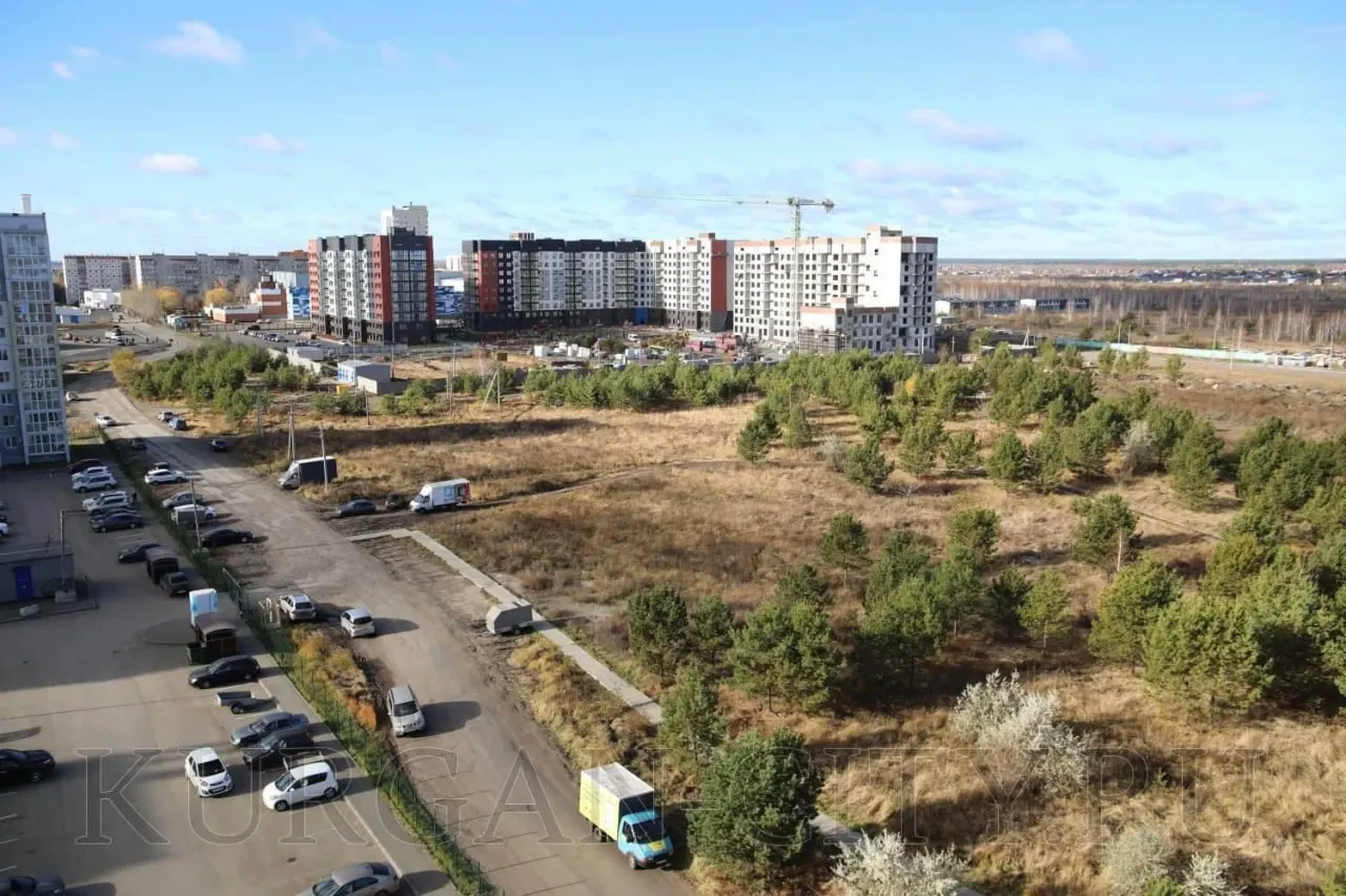 В 12-м микрорайоне вдоль улицы Алексеева начнется обустройство парковочной зоны; на участке выровняют землю, проложат дорожки и установят элементы благоустройства.