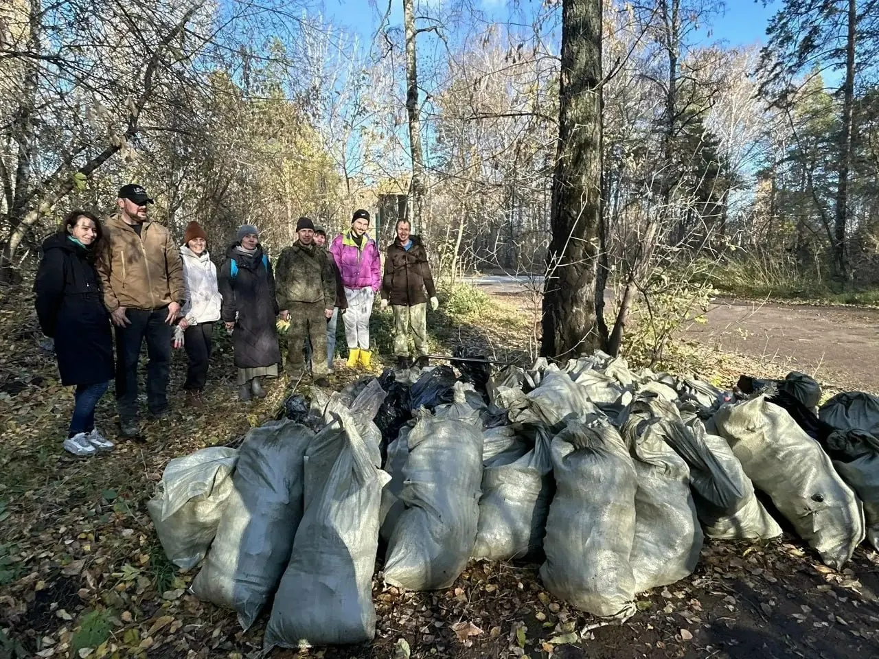 Активисты Новосибирска вывели акцию по сохранению соснового бора: собрали мусор, провели митинг против вырубки ради строительства спорткомплекса, посадили деревья и привлекли внимание прокуратуры.