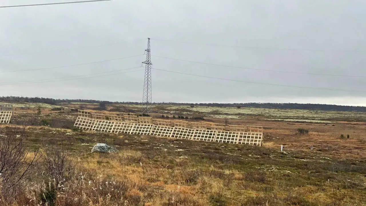 Щиты снегозадержания устанавливают вдоль дороги к Териберке в рамках пилотного проекта.