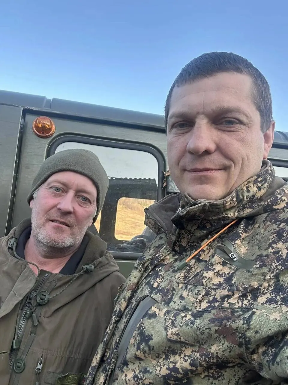 После почти трёх недель противостояния с медведями охотники покинули деревню; напарник останется до 3 ноября и продолжит отслеживать зверя.