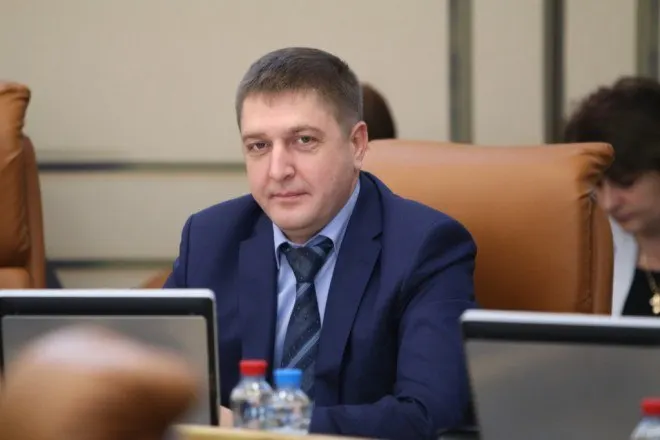 Жильцы элитного поселка заявляют о возможных нарушениях разрешительной документации и экологического законодательства при строительстве дороги к частному участку чиновника, требуют проверки.