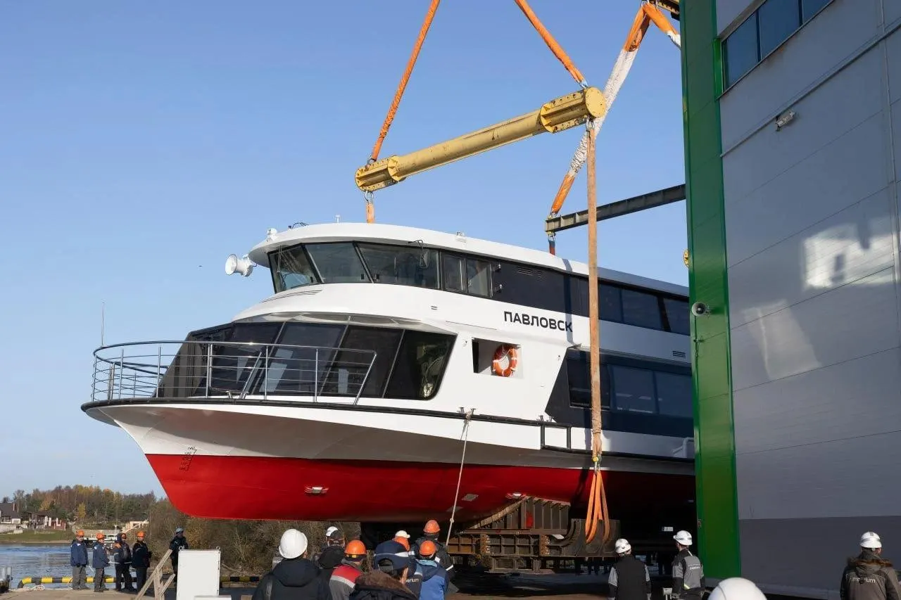 Электросуда Ecocruiser-M оснащены гибридной силовой установкой, обеспечивающей тихий ход и нулевые выбросы при работе на электрическом режиме; вместимость — до 140 пассажиров.