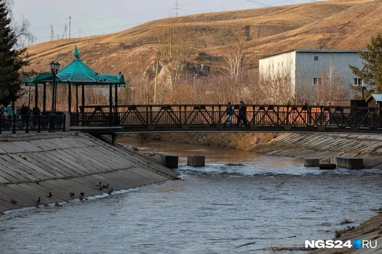 Красноярск планирует расчистить русло реки Качи, заменить бетонные плиты вдоль берегов на габионы и усилить меры по предотвращению подтоплений после паводков.