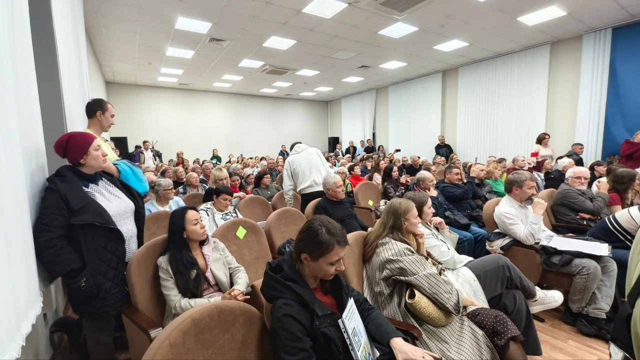 Жители Калининского района требуют сохранить Сосновый бор и отстоять лесную территорию от застройки, собрав подписи и потребовав разъяснений от властей и застройщика.