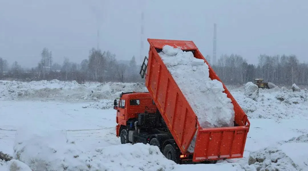 Новые требования позволяют складировать снег без реагентов вне оборудованных площадок там, где это экологически обосновано; сохранена защита почвы и экономия на инфраструктуре.