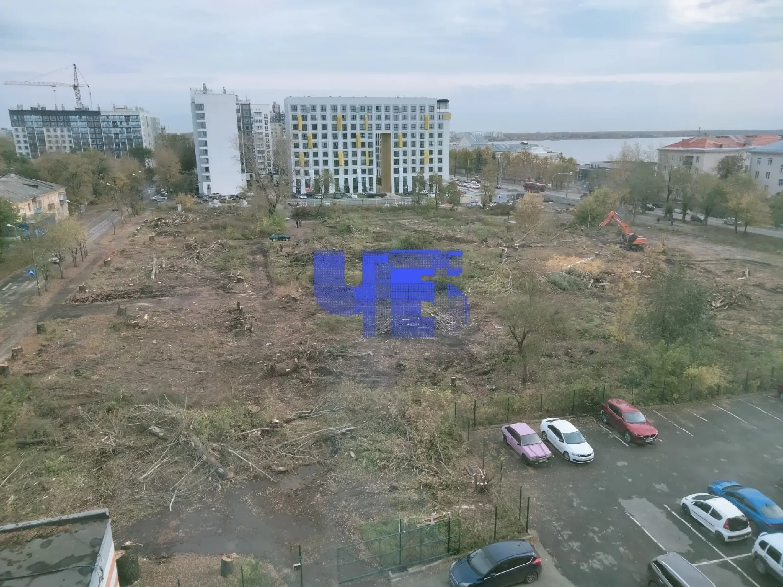 Жители Ленинского района возмущены вырубкой зелёной зоны возле дома №51 на Ереванской и требуют разъяснений по законности работ.