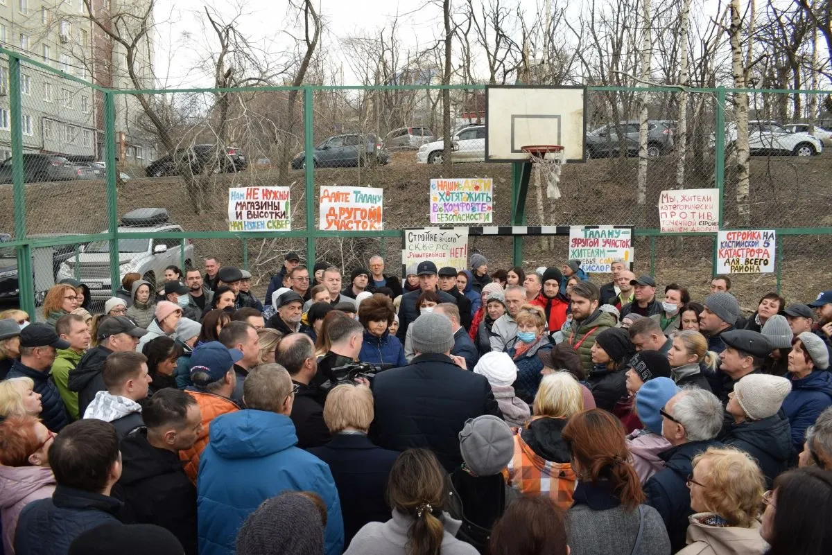 Жители Приморья продолжают спор за сохранение рощи возле застройки; власти заявляют о законности работ, конфликт продолжается.