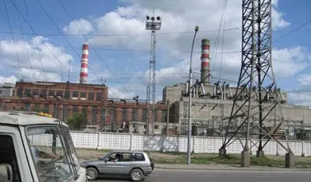 Жители жаловались на загрязнение воздуха, но подтверждений превышения норм не выявлено; компанию обязали следить за соблюдением экологических требований.