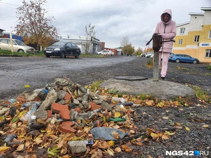 Полгода жильцы частного сектора Заводского района живут в сырости, плесени и мошках, когда подвалы вновь заливает вода и вместе с ней появляется запах бензина.